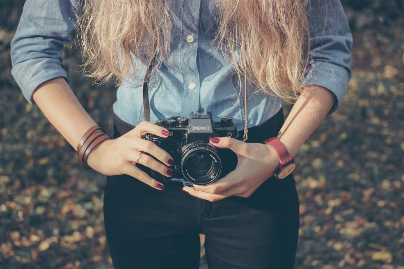 photographe-COTIGNAC-min_hand-person-girl-woman-camera-photography-614-pxhere.com