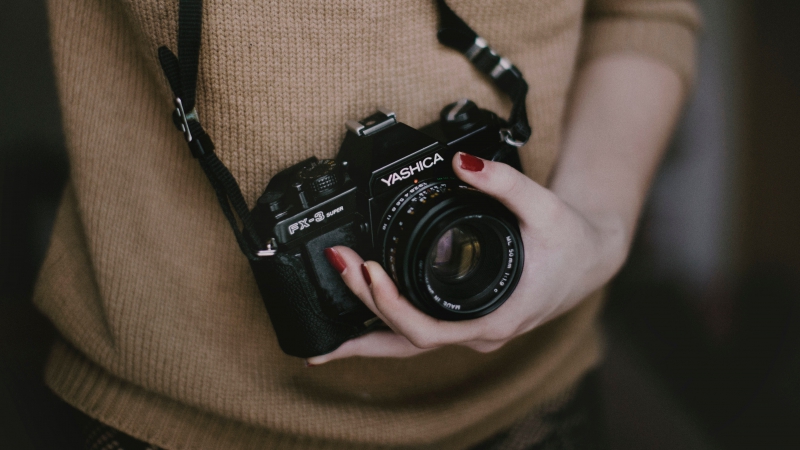 photographe-COTIGNAC-min_woman-camera-photography-photographer-slr-dslr-319-pxhere.com